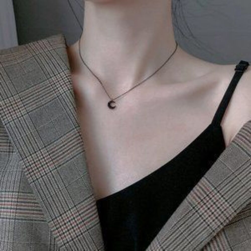 NEW Black Gold Black Diamond Simple Moon Necklace